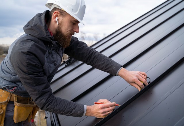 Considerations When Choosing a Professional Roofer for Installation