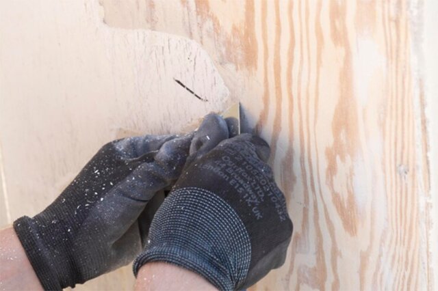 Smoothing Out Excess Caulk with a Putty Knife or Utility Knife
