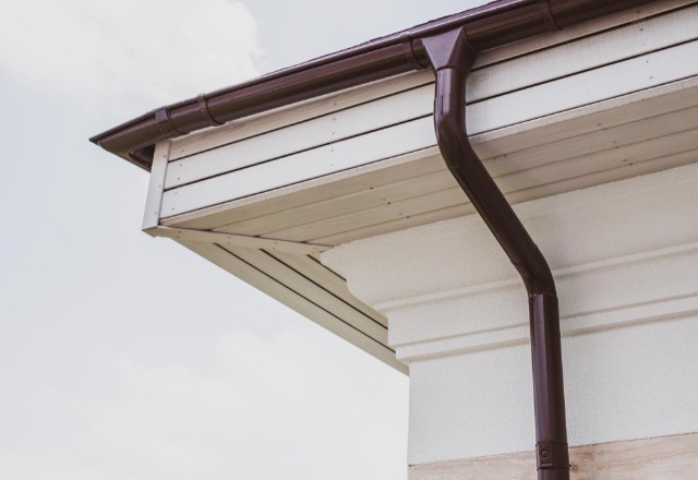 Advantages of Seamless Rain Gutters over Traditional Gutters