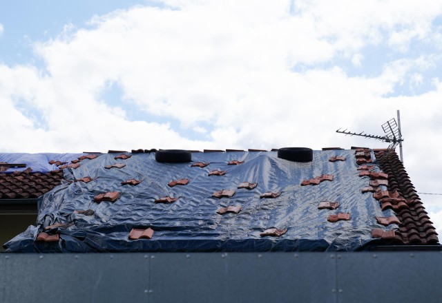 A waterproof tarp spread across the entire roof covering any potential weak spots or
leaks.