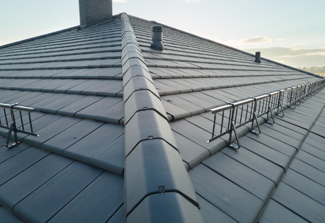 Active ventilation system: External fan drawing air from inside the house out through
the rooftop vent for efficient circulation of fresh air throughout the attic space..
