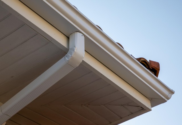 Seamless aluminum gutters with a modern look and lack of exposed seams or joints.