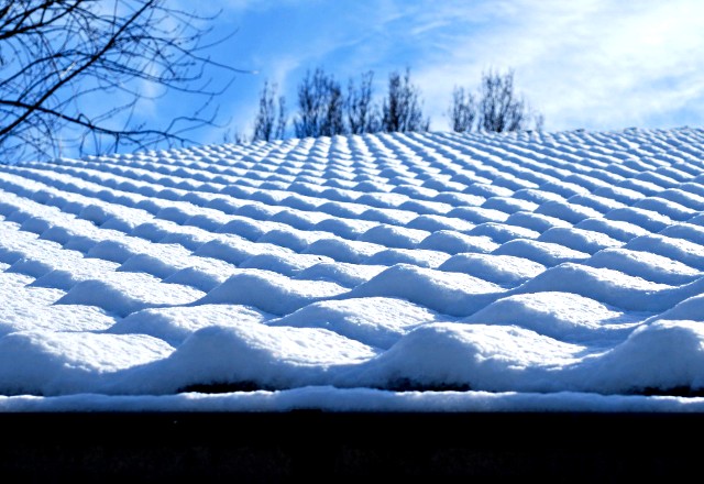 A roof covered with thick layes of snow