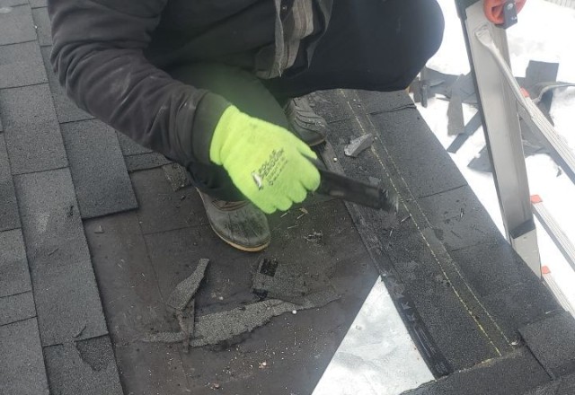 Spokane roofer replacing damaged asphalt shingles